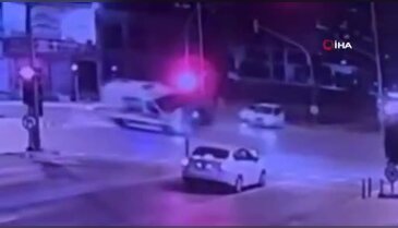 Ambulans araçla çarpıştı! Yan yattı...
