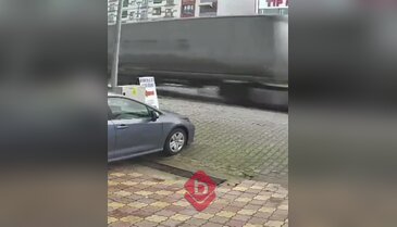 Bursa'da tıra takılan otomobil metrelerce sürüklendi! O anlar güvenlik kamerasında...