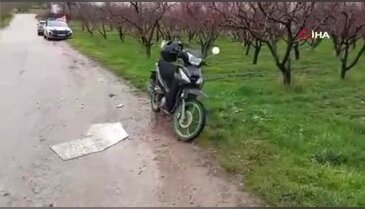 Bursa'da motosiklet çukura düştü: 1'i ağır 2 yaralı