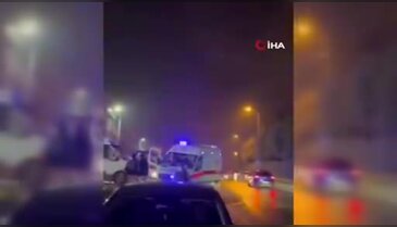 Otomobil, devriye gezen polis aracına çarptı! 2'si polis 3 yaralı