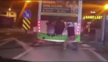 Otobüsün arkasına tutunan çocuklar yürekleri ağza getirdi