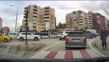 Bursa'da trafikte kameraya yansıyan küçük jest yürekleri ısıttı