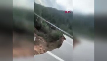Kara yolu çöktü! Devasa çukur oluştu...