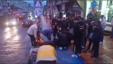 Kazada fırlayan motokurye otomobilin üzerine düştü