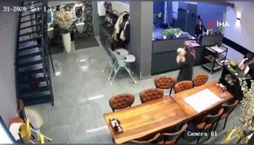 O anlar kamerada: Şefin Heimlich müdahalesi bebeği hayata bağladı