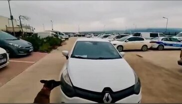 Uyuşturucu otomobilin motoruna saklamışlar! Narkotik köpeği buldu, 2 kişi tutuklandı...