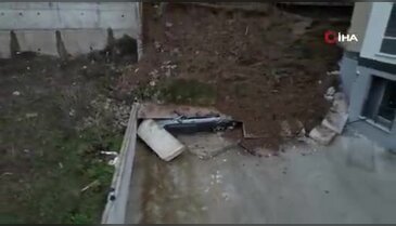 Sakarya'da istinat duvarı çöktü, 3 bina boşaltıldı