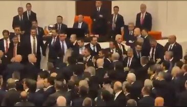 Meclis'te yemin öncesi yumruklu kavga!