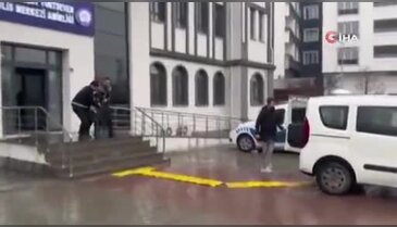 'Birini bıçaklamam lazım' dedi! 16 yaşındaki kıza kabusu yaşattı...