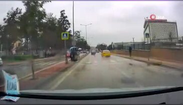 Bursa'da kural tanımaz sürücü! Yaya geçidinde öğrencilere yol vermedi...