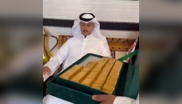 Suudi Arabistan'daki düğün olay oldu! Damadın ailesine külçe altın dağıttılar...