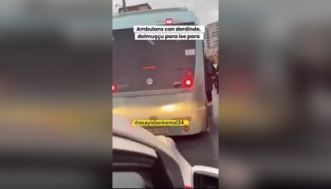 Ambulansın siren çalmasına rağmen durup yolcu aldı! Görüntüler olay oldu