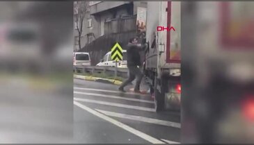 Trafikte 'kaynak' kavgası: Kamyonete yumruklar savurdu...