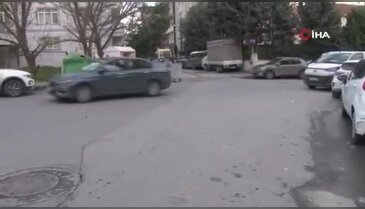İstanbul'da madde bağımlısı şahıs polislere satırla saldırdı!