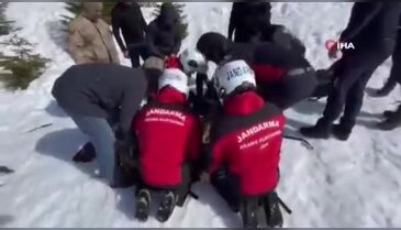 Uludağ'da kızak faciası: Dereye uçan tatilciyi JAK kurtardı