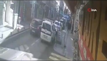Ters yönden caddeye giren otomobille motosikletin çarpıştığı anlar kamerada