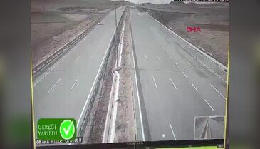 Otoyolda yaptığı hareketlerle kazaya davetiye çıkarmıştı! Emniyetten kaçamadı...