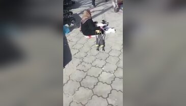 Dilencinin önündeki gören küçük dilini yuttu: "Rüyamda görsem inanmam"