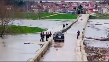Polis uyardı, vatandaşlar dinlemedi: Sular altındaki köprüde riskli anlar kamerada