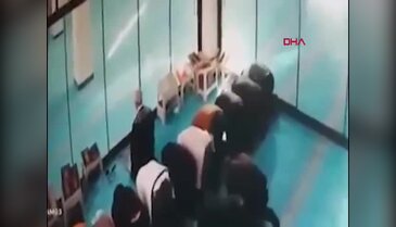 Camide cemaatin korku dolu anları! Tavan başlarına çöktü...