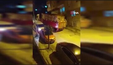 Aşırı yüklü kamyon kayarak iki aracı biçti; o anlar kamerada