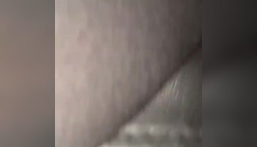 Sosyal medya bu feci olayı konuşuyor: Bisikletine uzanarak seyretti...