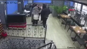 Bursa'da kafeyi savaş alanına çevirdiler... Olayın sonu tatlıya bağlandı