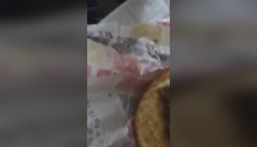 Hamburger siparişi veren vatandaş kabusu yaşadı: Eti ısırmışlar, gerçekten rezillik