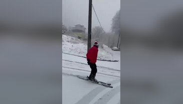 Bursa'da kar yağışını fırsat bildi, mahalleyi piste çevirdi!