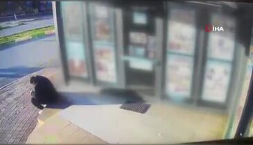 Oturduğu yerde aracın altında kalmaktan saniyelerle böyle kurtuldu
