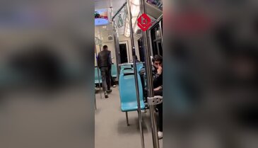 Bursa'da metroda tuhaf görüntüler! Gençlerden anlamsız hareketler...