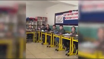 İlkokul öğrencilerinden "Kabe'de hacılar hu der Allah" ilahisi