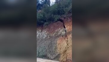 Bursa'da dev çatlaklar görenleri tedirgin etti! Her an kayabilir...