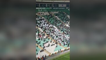 Bursaspor taraftarlarından anlamlı pankartlar! Şehitlerimiz anıldı...