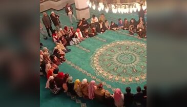 Bursa'da çocuklar Camii'yi "Kabede hacılar hu der Allah" ilahisi ile şenlendirdi