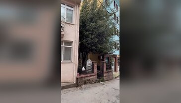 Gören inanamıyor! Bursa'nın göbeğinde evlerin arasına sıkışan mezarlık...
