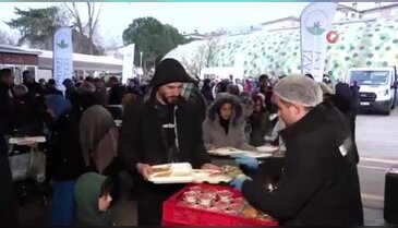 Osmangazi Belediyesi'nin iftar sofrasında yüzlerce kişi bir araya geldi