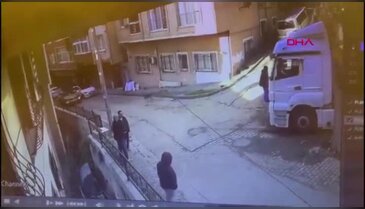 İstanbul'da feci kaza! Hafriyat kamyonu yokuştan kaydı...