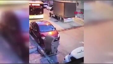 Bursa'da yol vermek isterken kaza yaptı! O anlar kamerada...