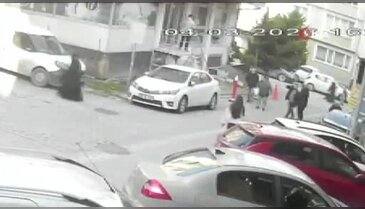 Yaşlı komşularına dehşet yaşattı! Sopayla darbetti