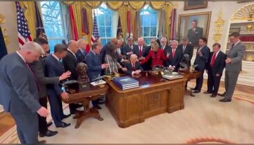 Beyaz Saray'da ilginç görüntüler! Trump'a dua ettiler...