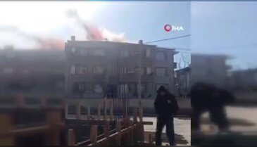 Bursa'nın İnegöl ilçesinde apartmanın çatısı alev alev yandı