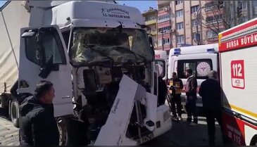 Bursa'da zincirleme kaza! Tır, motosiklet ve kamyon birbirine girdi
