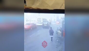 Duran araçların yanından geçmek istedi motosiklete çarptı! O anlar güvenlik kamerasında...