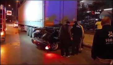 Bursa'da gece yarısı korkunç kaza! Otomobil tırın altına girdi...