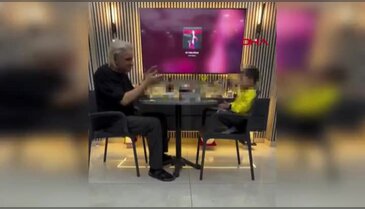 Bu kadarı da pes dedirtti! 3 yaşındaki oğlunu alkol masasına oturttu...