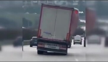 Bursa'da trafikte tehlikeli anlar! Devrilme tehlikesi geçiren tır kamerada...
