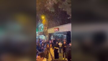Bursa'da Ramazan akşamında sürpriz görüntü! Meydanda bir anda kar yağdı...