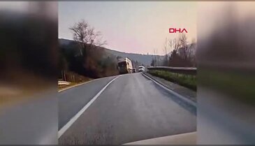 Hatalı sollama yapan sürücü kazaya yol açıyordu; o anlar kamerada