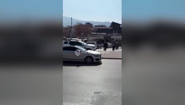 Bursa'da kural tanımayan sürücü, aracını kaldırıma bırakıp gitti!